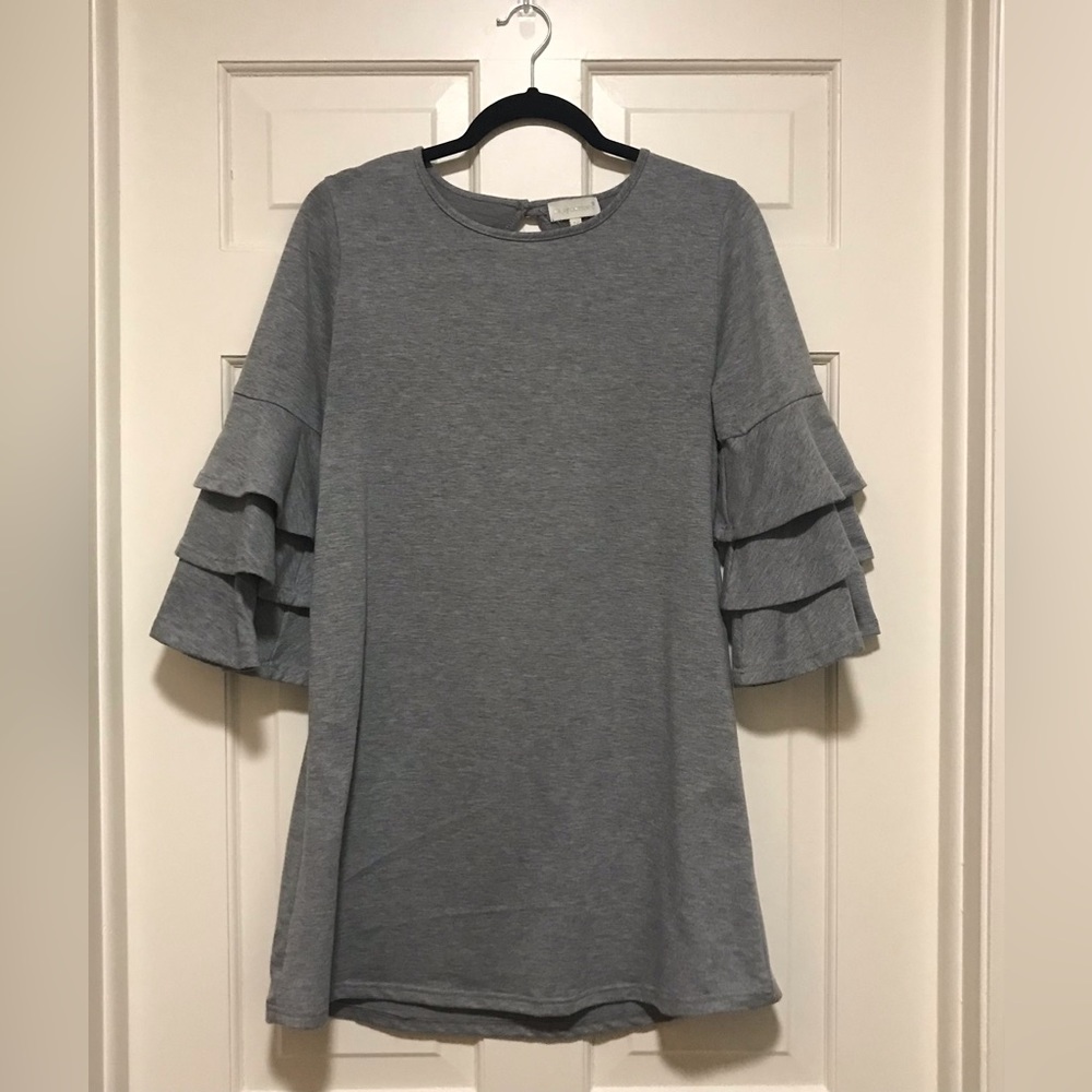 SIMPLY SOUTHERN—M, Lt. Gray Dress/Tunic w/ Tiered 3/4 Length Bell Sleeves